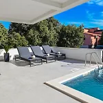 Petra With Private Pool Mandre
