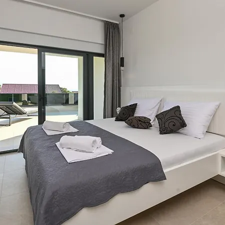 Villa Petra With Private Pool *