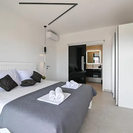 Petra With Private Pool Mandre