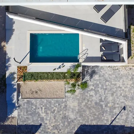 Villa Petra With Private Pool Mandre